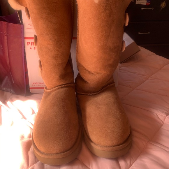 Beautiful & comfortable Ugg Boots EUC worn twice - Picture 4 of 12